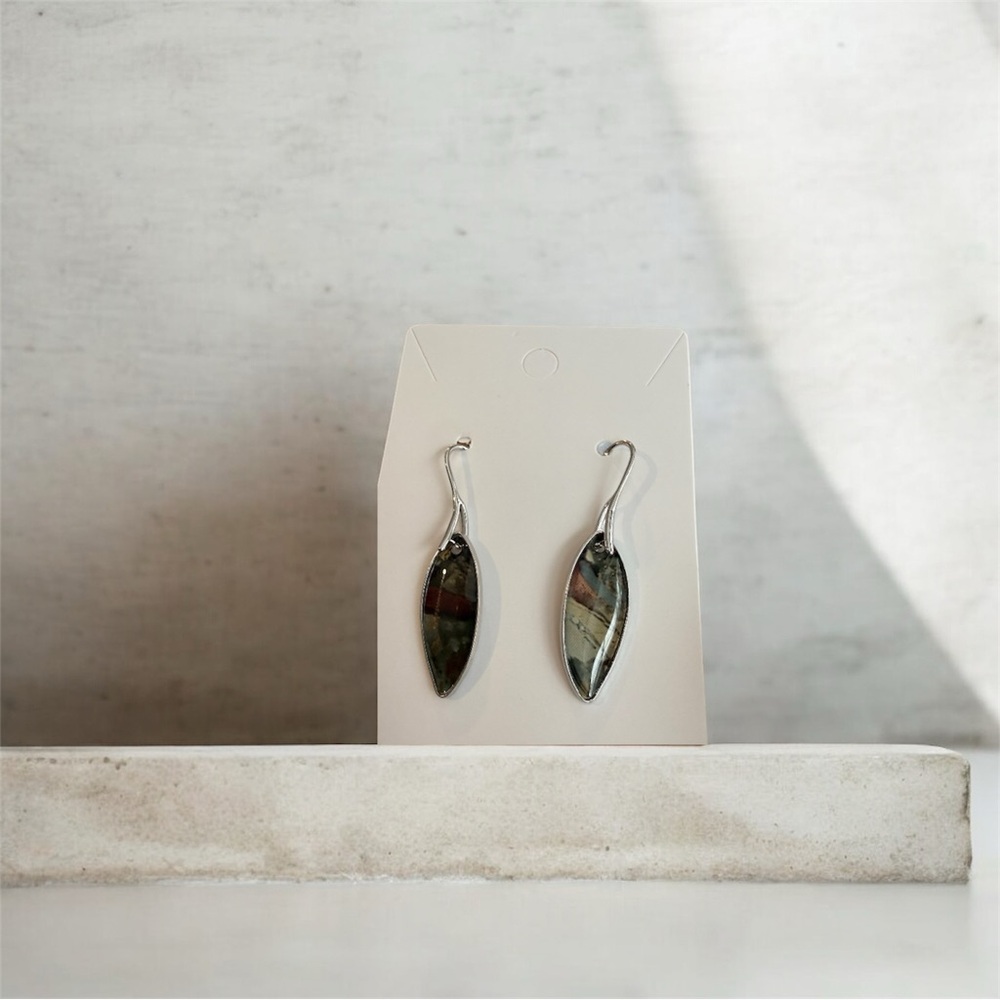 Woman’s fashion earrings - Picture 2 of 3